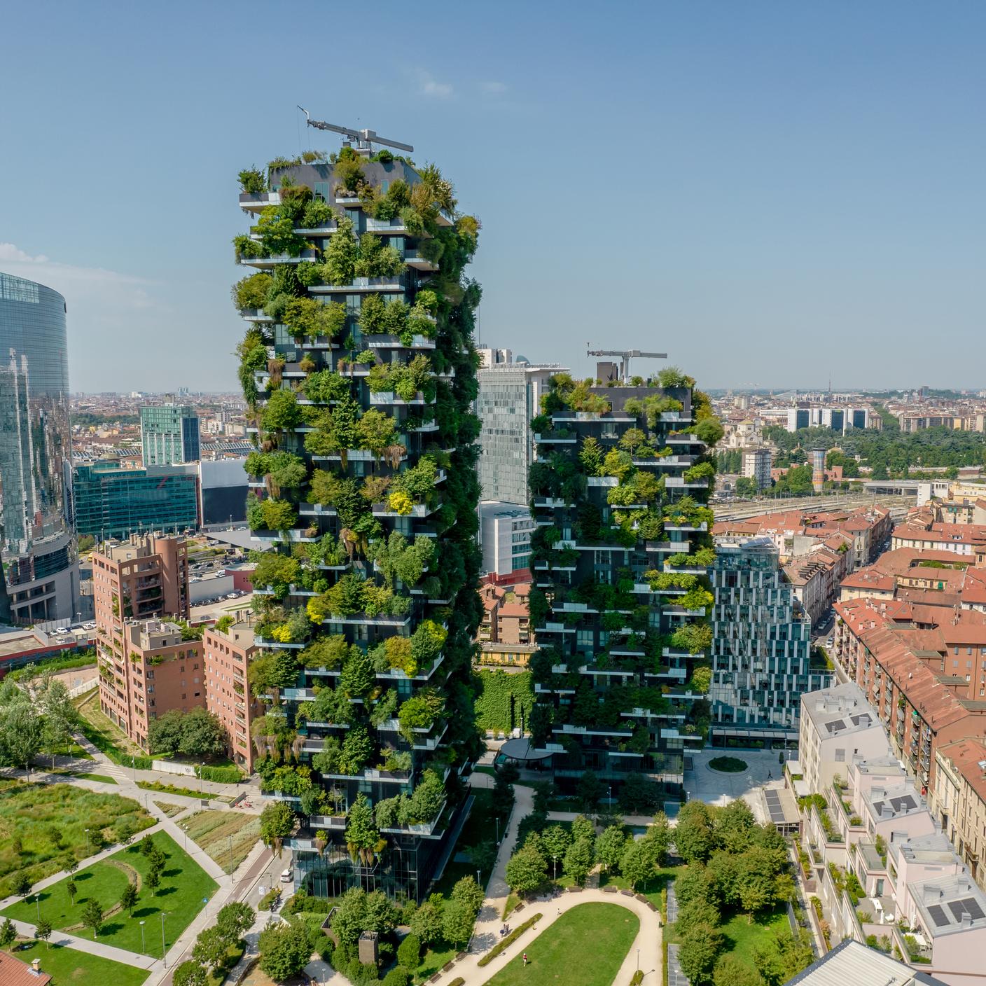 バルコニーに多くの樹木や植物があるビルの空撮写真